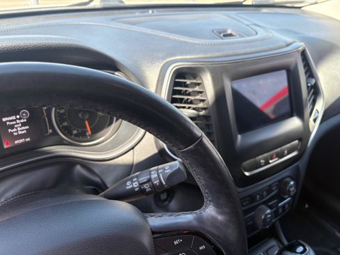 Used 2021 Jeep Cherokee Altitude image 10