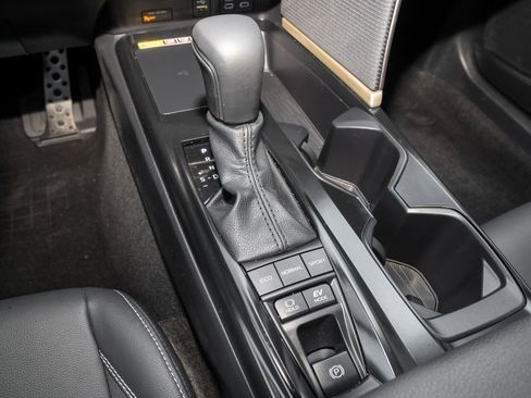 Used 2025 Toyota Camry SE image 15