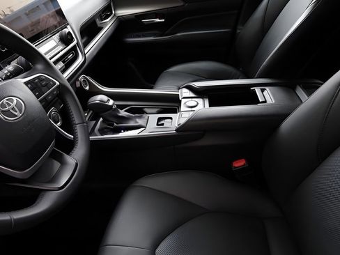 Certified 2025 Toyota Grand Highlander AWD image 41