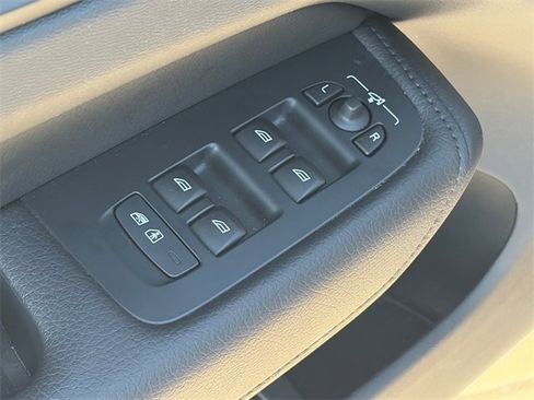 Used 2021 Volvo XC60 T5 Momentum w/ Protection Package Premier image 18