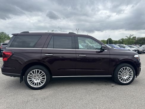 Used 2024 Ford Expedition Limited AWD/4WD image 3