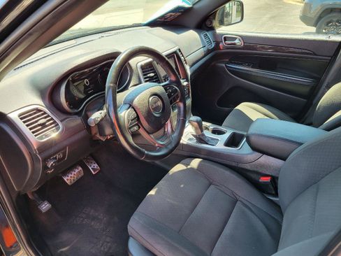 Used 2018 Jeep Grand Cherokee Laredo AWD/4WD image 5