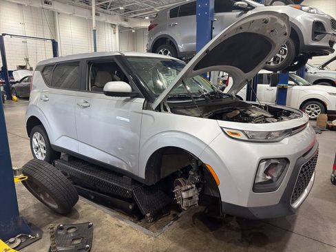 Used 2020 Kia Soul S FWD image 2