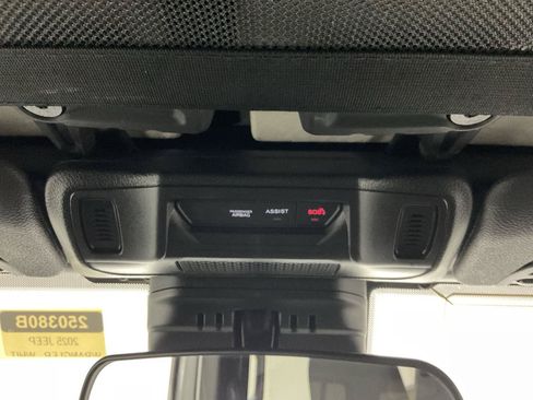Used 2025 Jeep Wrangler Unlimited Rubicon AWD/4WD image 18