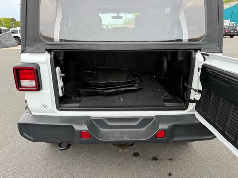 Used 2018 Jeep Wrangler Unlimited Sahara AWD/4WD image 10