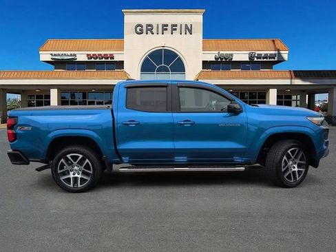 Used 2023 Chevrolet Colorado Z71 w/ Z71 Convenience Package 2 AWD/4WD image 3