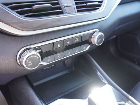Used 2024 Nissan Altima 2.5 SV FWD image 28