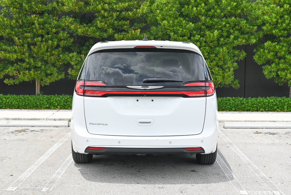Used 2024 Chrysler Pacifica Touring-L FWD image 5