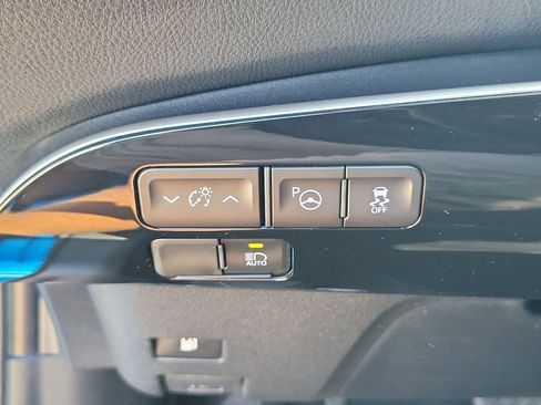 Used 2022 Toyota Prius LE image 25