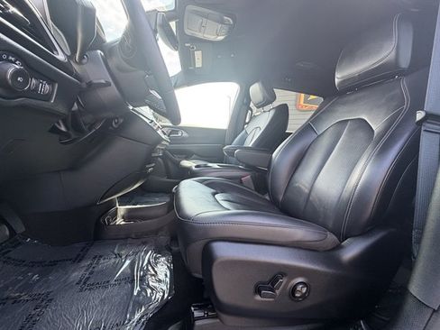 Used 2025 Chrysler Pacifica Select FWD image 22
