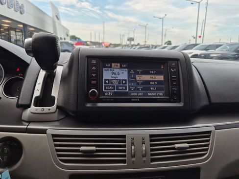 Used 2010 Volkswagen Routan SE FWD image 31