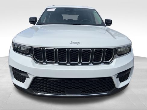 Used 2023 Jeep Grand Cherokee Laredo image 2