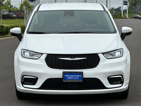 Used 2023 Chrysler Pacifica Touring-L FWD image 8