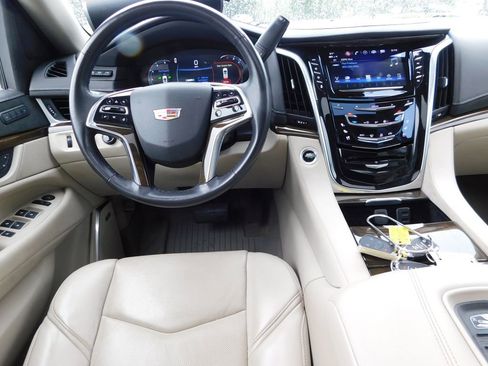 Used 2020 Cadillac Escalade Luxury w/ LPO, Radiant Package AWD/4WD image 18