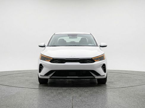Used 2025 Kia K4 LXS image 2