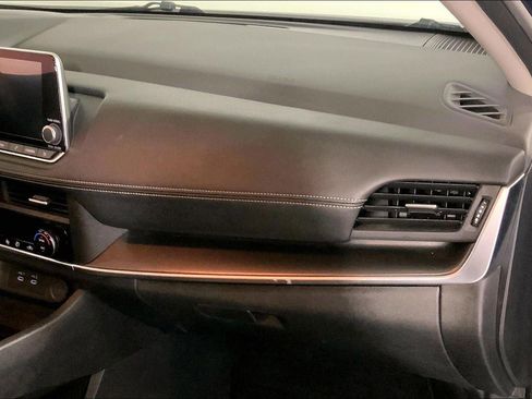 Used 2025 Nissan Rogue SV AWD/4WD image 16