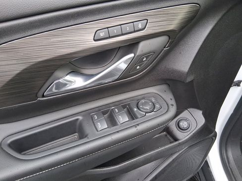 Used 2024 GMC Terrain SLT image 12