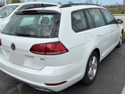 Used 2018 Volkswagen Golf SE image 3