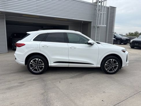 Certified 2025 Audi Q5 Premium w/ Convenience Package AWD/4WD image 4