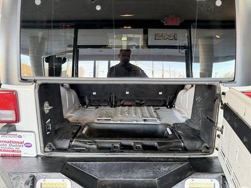 Used 2018 Jeep Wrangler Unlimited Sahara image 27