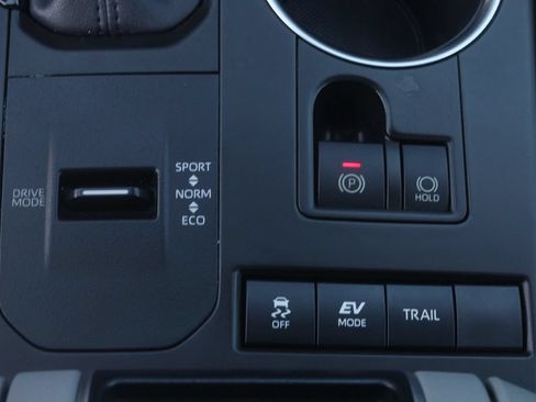 Used 2020 Toyota Highlander XLE AWD/4WD image 28