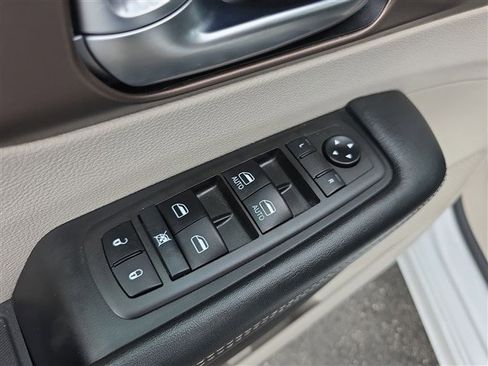 Used 2021 Chrysler Voyager Lxi image 15