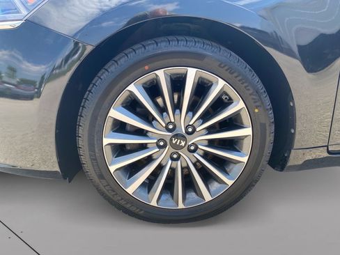 Used 2019 Kia Cadenza Premium w/ Paint Protection Package FWD image 9
