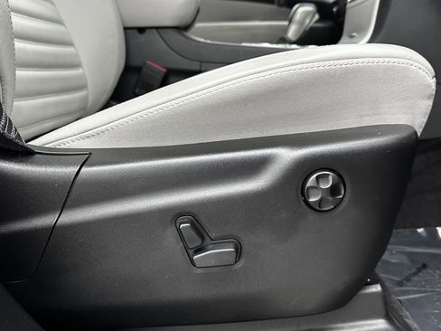 Used 2018 Jeep Grand Cherokee Limited image 38