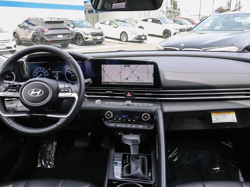 Used 2025 Hyundai Elantra Limited FWD image 17