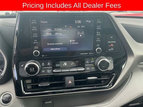 Used 2021 Toyota Highlander XLE FWD image 16