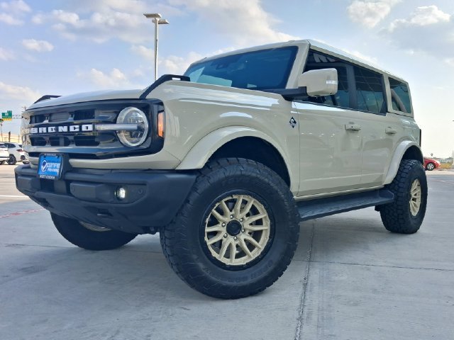 Used 2025 Ford Bronco Outer Banks AWD/4WD image 2