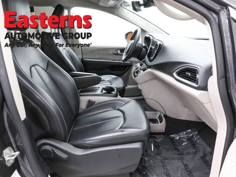 Used 2023 Chrysler Pacifica Touring-L image 25