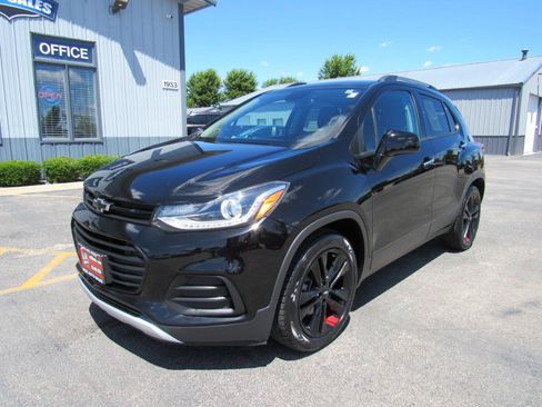 Used 2018 Chevrolet Trax LT w/ Sun & Sound Package FWD image 1