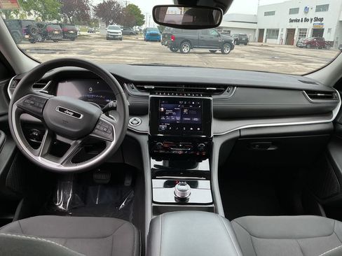 Used 2023 Jeep Grand Cherokee Laredo AWD/4WD image 12