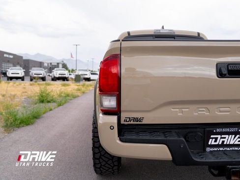 Used 2016 Toyota Tacoma TRD Off-Road w/ Premium & Technology Package image 14