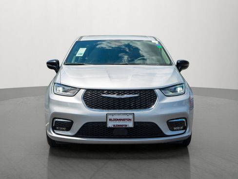 Used 2024 Chrysler Pacifica Touring-L FWD image 2