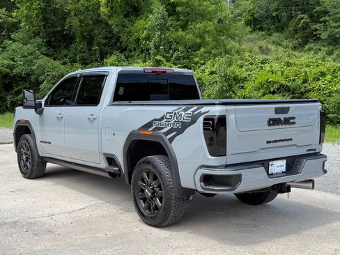 Used 2024 GMC Sierra 2500 AT4 w/ AT4 Premium Plus Package AWD/4WD image 4
