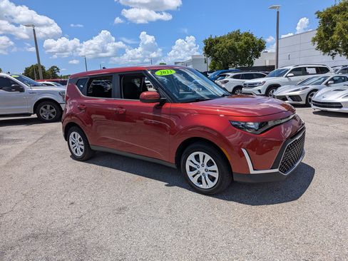 Used 2023 Kia Soul LX FWD image 2