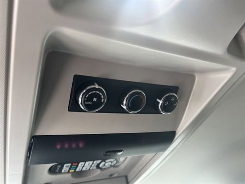 Used 2014 Chrysler Town & Country Touring image 33