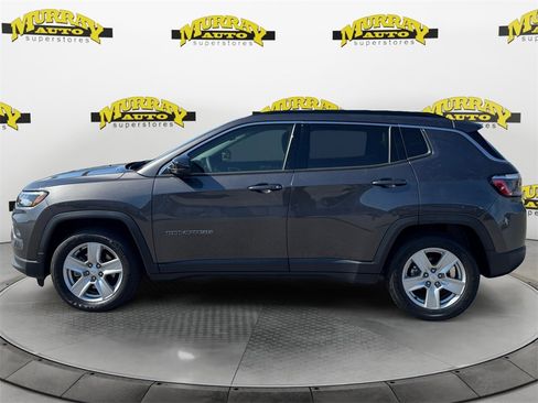 Used 2022 Jeep Compass Latitude image 2