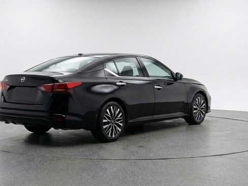 Used 2025 Nissan Altima 2.5 SV image 9