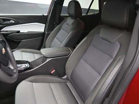 Used 2025 Chevrolet Trax LT image 19