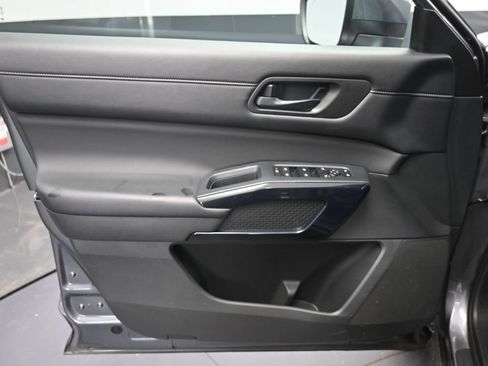 Used 2025 Nissan Pathfinder SV FWD image 23