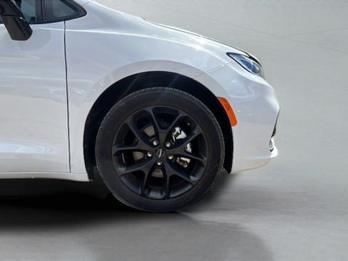 Used 2025 Chrysler Pacifica Limited FWD image 31