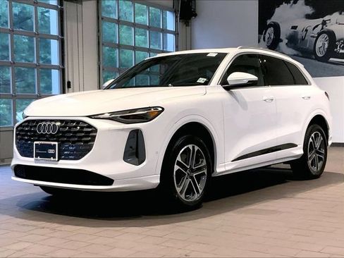 Used 2025 Audi Q5 Premium w/ Convenience Package AWD/4WD image 2