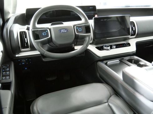 Certified 2025 Ford Expedition Active image 4