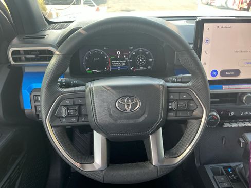 Certified 2025 Toyota Tacoma TRD Off-Road AWD/4WD image 9