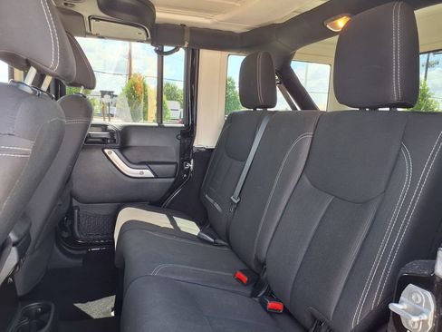 Used 2018 Jeep Wrangler Unlimited Sahara w/ Connectivity Group AWD/4WD image 17