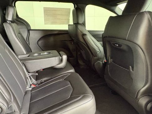 New 2026 Chrysler Pacifica Select FWD image 17
