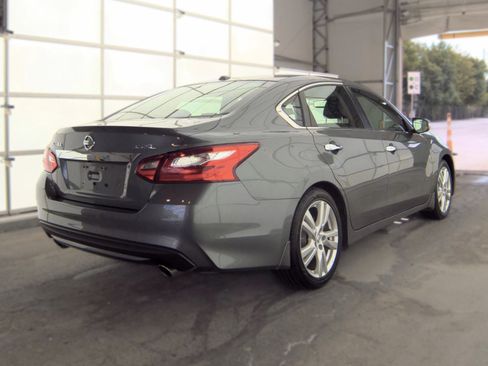 Used 2017 Nissan Altima 3.5 SL w/ 3.5 Technology Package FWD image 4
